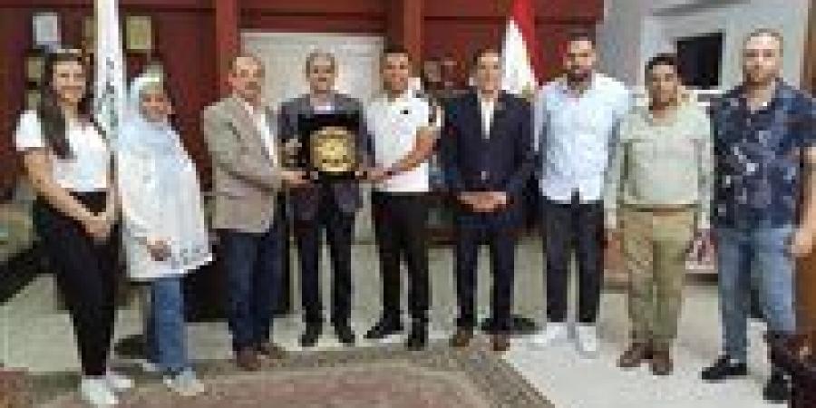 اهداء درع اتحاد شمال إفريقيا للخماسي الحديث لهشام الجبالي تقديرًا لجهوده الرياضية ببني سويف - هرم مصر