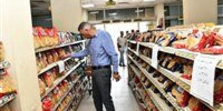 فى زيارة مفاجئة.. محافظ أسوان يتابع مبادرة " خفض الأسعار " بالمجمع الإستهلاكى بالشيخ هارون - هرم مصر