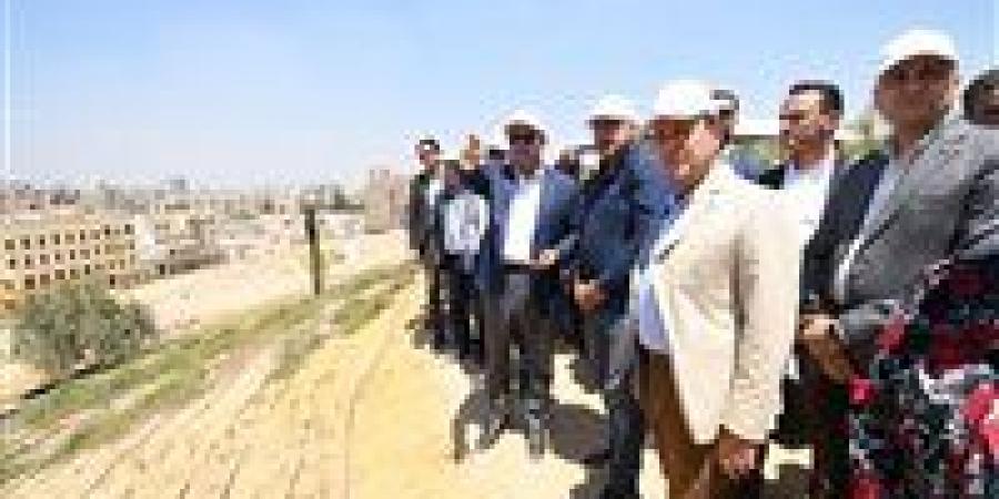 وزير الإسكان يختتم جولته بتفقد مكونات مشروع حدائق "تلال الفسطاط" بمنطقة مصر القديمة - هرم مصر