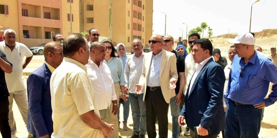 محافظ الأقصر يتفقد مشروع الإسكان الاجتماعي بمدينة الطود ويوجه بسرعة استكمال المرافق والتشجير - هرم مصر