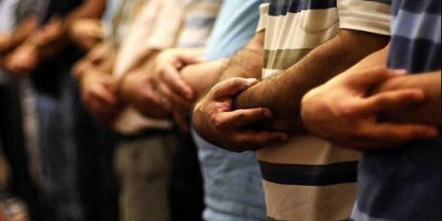 هل الله لا ينظر إلى الصف الأعوج فى الصلاة؟ وكيل بالأوقاف يوضح - هرم مصر