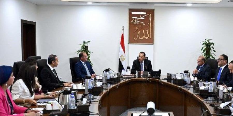 مدبولي يجتمع برئيس هيئة الرقابة المالية ورئيس البورصة في أول أيام عمل رئيسها الجديد - هرم مصر