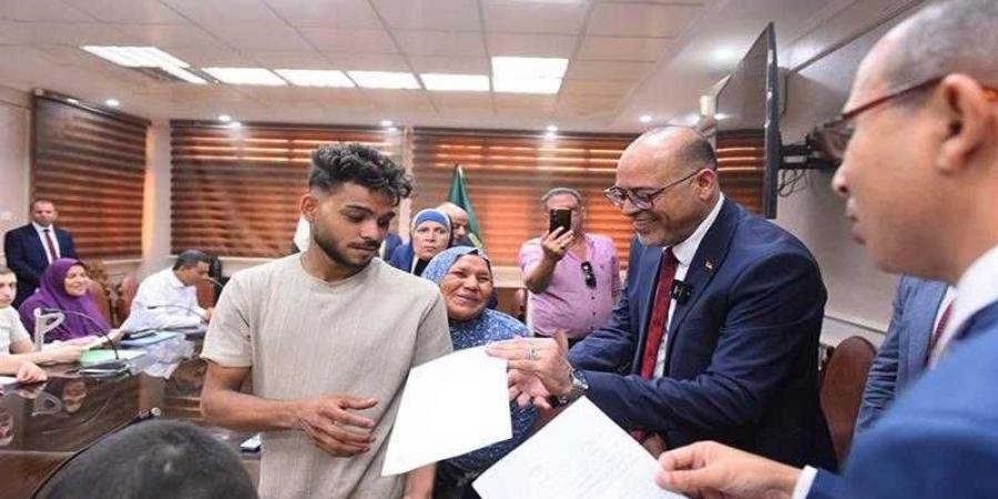 وزير العمل ومحافظ القليوبية يفتتحان مدرسة ”نصار جروب” للتكنولوجيا التطبيقية ويتفقدان خطوط الإنتاج - هرم مصر