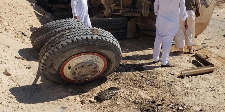 بالصور .. مصرع  شخص  في تصادم سيارتين بطريق مطروح إسكندرية الساحلى - هرم مصر