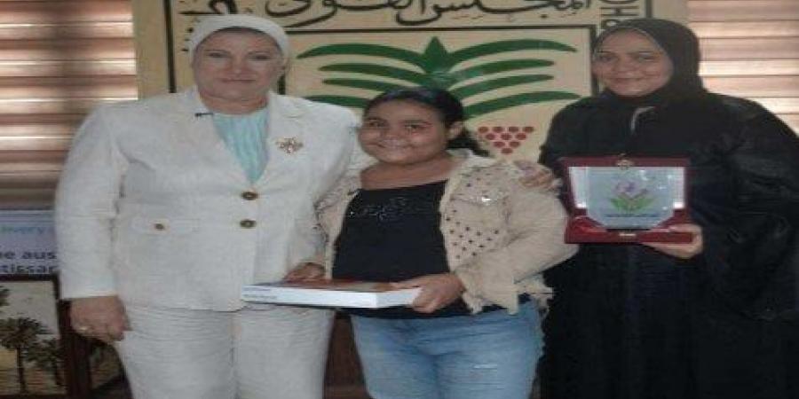 حكاية «طفلة الشيبسي» والعجوز.. الصغيرة «هايدي» تعطي الكبار دروسا في الإنسانية - هرم مصر