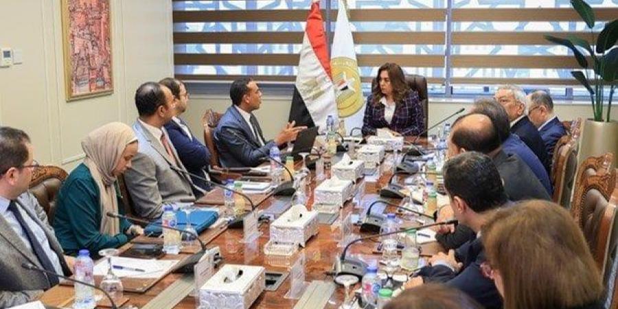 وزيرة التنمية المحلية تبحث مع وفد برنامج الهابيتات دعم محمية الفرافرة - هرم مصر