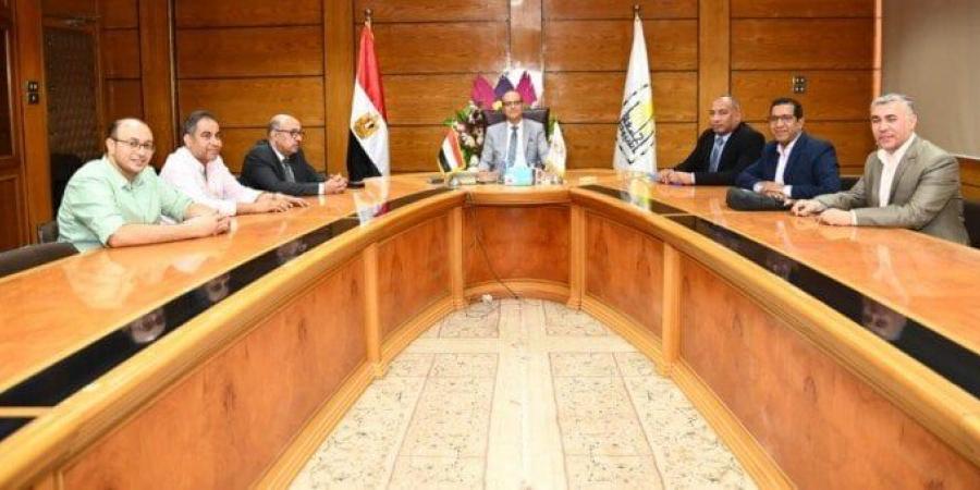 رئيس جامعة أسيوط يبحث سبل التعاون مع مديرية الصحة - هرم مصر