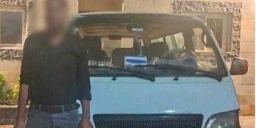 كشف ملابسات منشور مدعوم بمقطع فيديو تضمن قيام قائد سيارة ”ميكروباص” بالسير برعونة وإخراج قدمه من السيارة بمطروح - هرم مصر