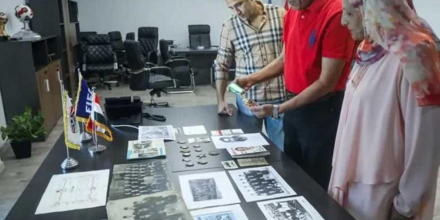 أسرة الأسطورة عبد الكريم صقر تهدي مقتنياته التاريخية لاتحاد الكرة - هرم مصر