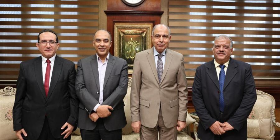 محافظ المنيا يكرم مدير الطب البيطري السابق ويؤكد دعم القيادات الجديدة - هرم مصر