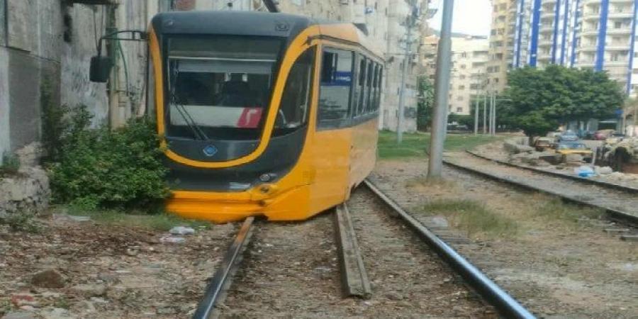 ترام الإسكندرية.. خروج جديد عن القضبان لعربة أوكرانية حديثة - هرم مصر