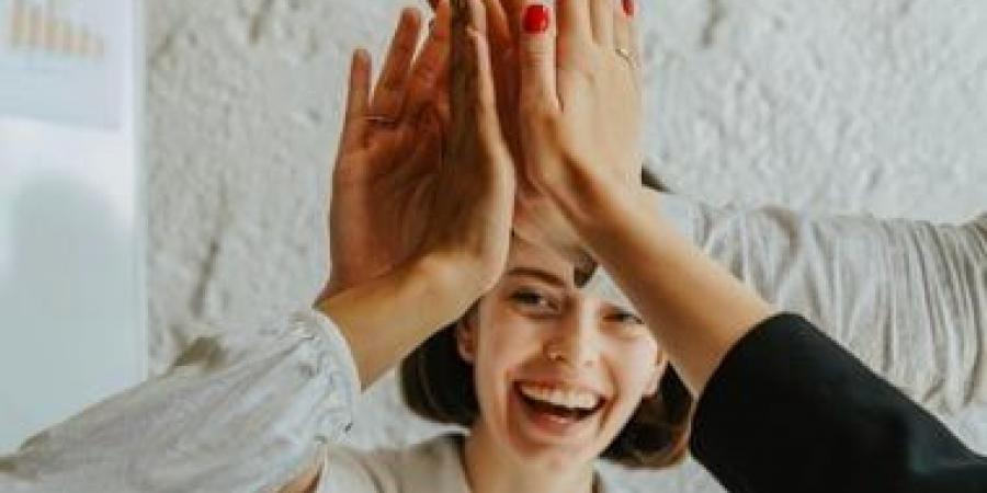 5 أبراج معروفة بحبها وإتقانها لشغلها.. دايماً أساميهم فى المكافآت - هرم مصر