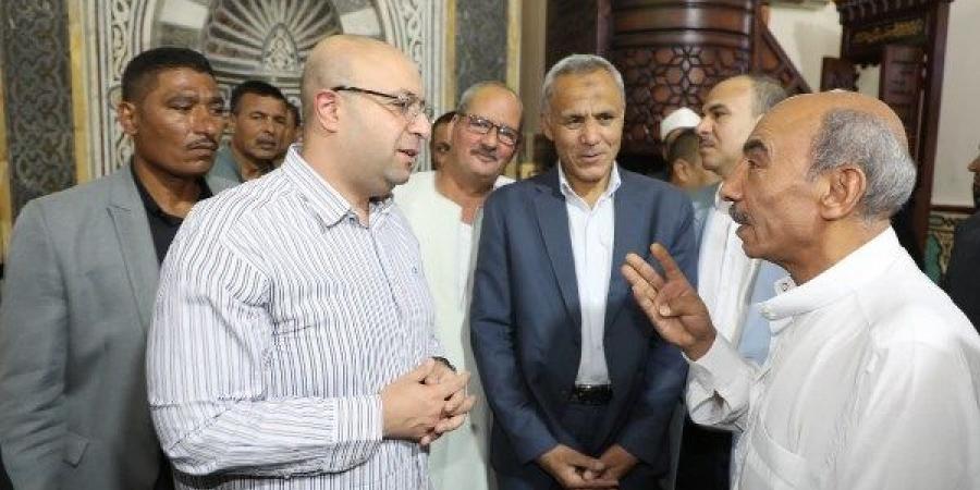 محافظ بني سويف يؤدي صلاة الجمعة بمسجد عمر بن عبد العزيز ويبحث مطالب المصلين ومشكلاتهم - هرم مصر