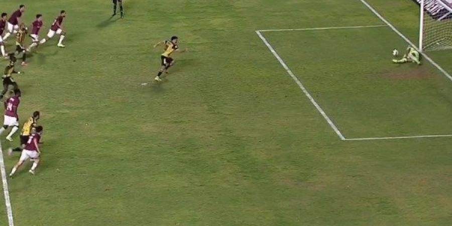 محمد بسام حارس سيراميكا كليوباترا يتصدى لركلة جزاء ضد المقاولون العرب بالدوري - هرم مصر