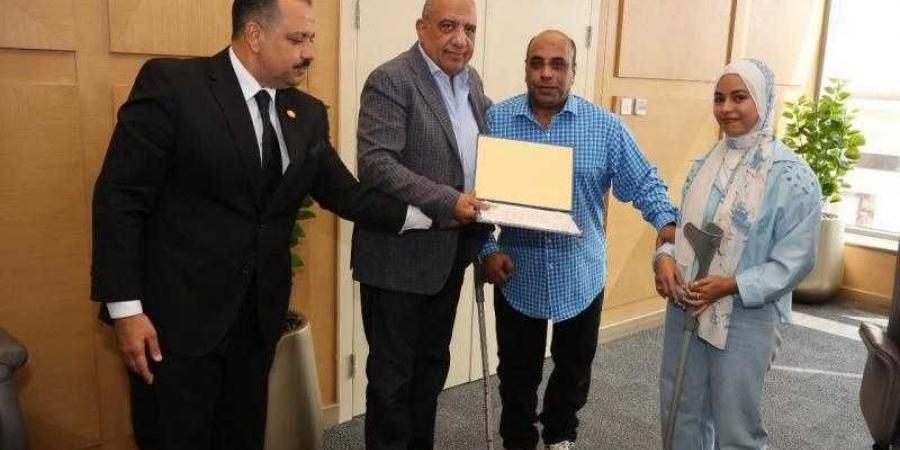وزير الكهرباء يسلّم عدد من العاملين المتميزين بشركات الكهرباء شهادات تقدير ورحلات عمرة مجانية - هرم مصر