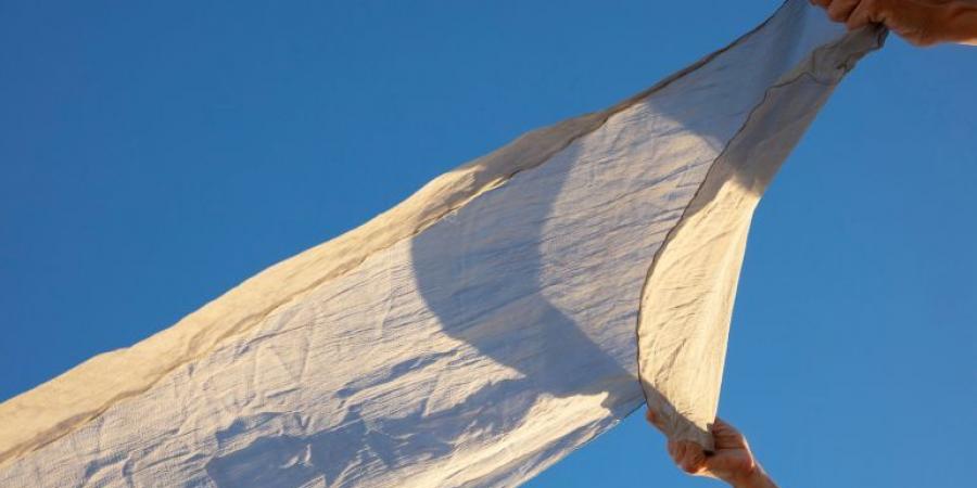 لماذا يتجعد الكتان بسرعة وكيف نحافظ على مظهره الأنيق؟ - هرم مصر