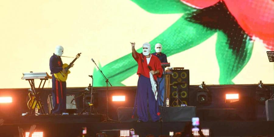 ختام مهرجان العلمين يكشف عن جزء من شخصية المطرب الملثم تووليت.. من هو؟ - هرم مصر