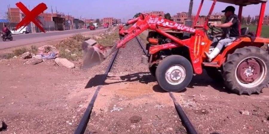 النقل تناشد المواطنين بعدم إقامة معابر غير شرعية على قضبان السكة الحديد - هرم مصر