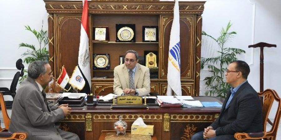 محافظ قنا يبحث مع وكيل وزارة الشباب الجديد تطوير مراكز الشباب والمنشآت الرياضية - هرم مصر
