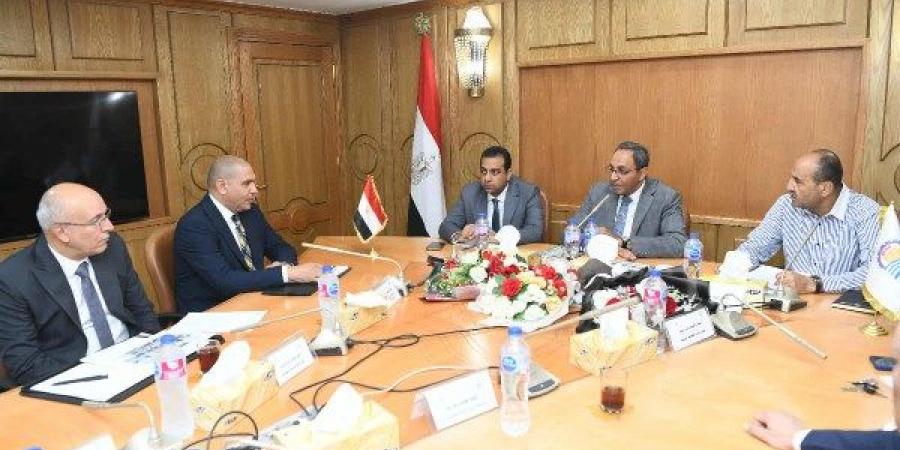 محافظ قنا يتابع الموقف التنفيذي للمرحلة الأولى من مشروع المنطقة الحرفية بمنطقة الترامسة - هرم مصر