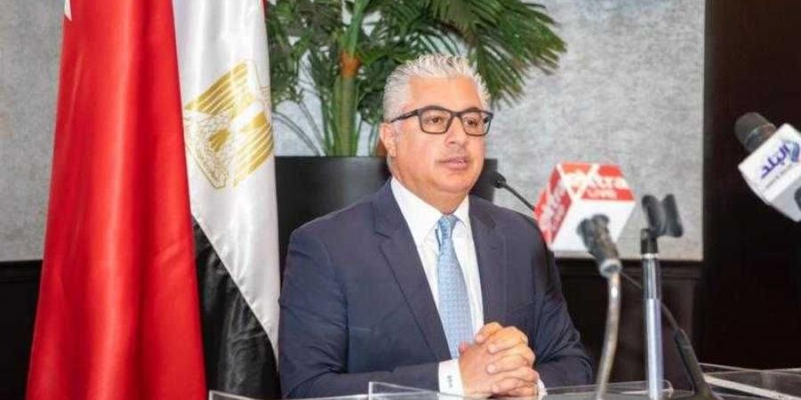 رئيس اقتصادية قناة السويس يستعرض الفرص الاستثمارية بالهيئة في جلسة ”آفاق الاستثمار واستراتيجيات النمو” - هرم مصر