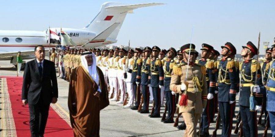 رئيس وزراء مصر يستقبل ولي عهد مملكة البحرين بمطار القاهرة الدولي - هرم مصر