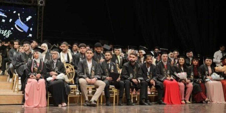 «ليلة تخرجنا لا تُنسى».. كواليس حفل تخريج دفعة جديدة بكلية التجارة وإدارة الأعمال بجامعة حلوان - هرم مصر