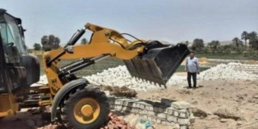 إزالة 6 حالات تعد وبناء على أراض زراعية مملوكة للأوقاف بالإسكندرية - هرم مصر