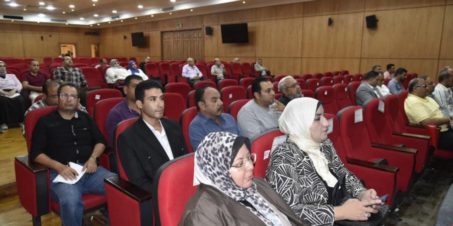 محافظ بورسعيد يستعرض استعدادات الأجهزة التنفيذية لمجابهة الأزمات والكوارث - هرم مصر