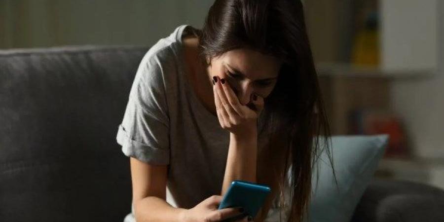 طالبة خدعها الحب.. شاب يصور فتاة في أوضاع مخلة وجارها يبتزها بالفيديو - هرم مصر
