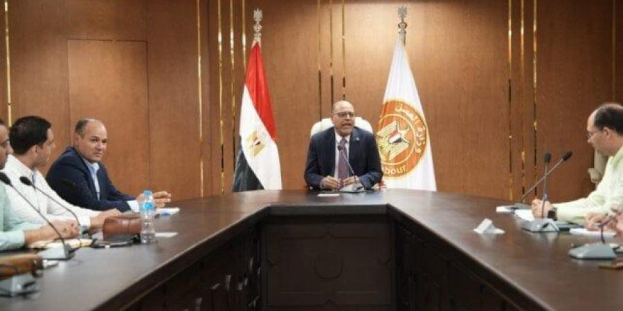 تحرير 201 محضر تصاريح عمل أجانب بغرامات تصل إلى 20 مليون جنيه - هرم مصر