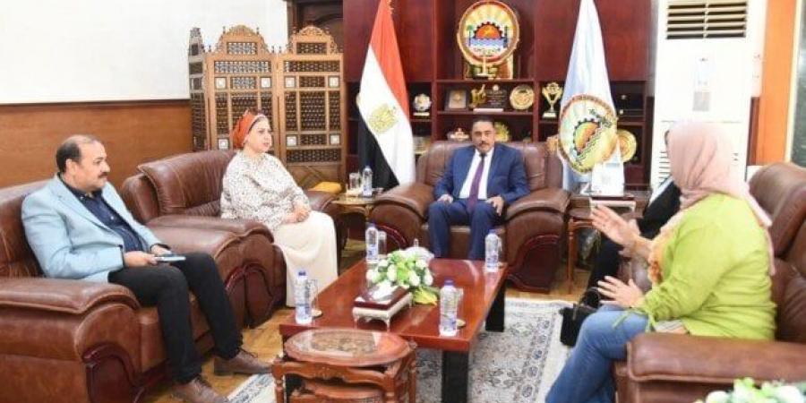 لمواجهة التسرب التعليمي.. محافظ مطروح يبحث مع التعليم ومصر الخير التوسع في المدارس المجتمعية - هرم مصر