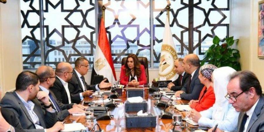 منال عوض تبحث مع محافظ جنوب سيناء مشروعات التطوير البيئي - هرم مصر