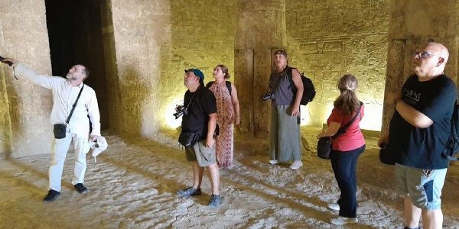 توافد افواج سياحية من جنسيات متعددة لزيارة المناطق الأثرية - هرم مصر