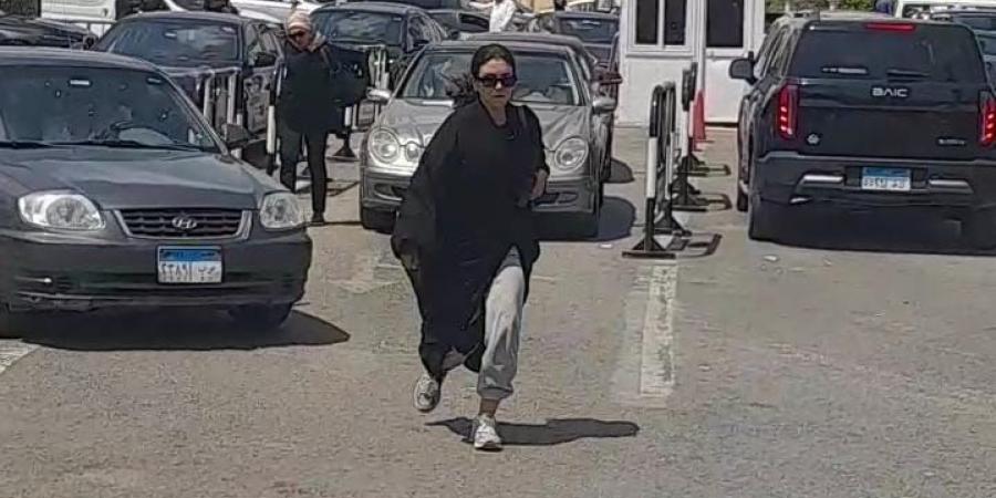 وصول جثمان عمرو ستين إلى مسجد الشرطة.. وحسن أبو الروس أول الحاضرين - هرم مصر