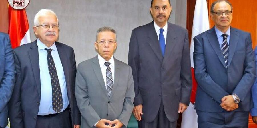 محافظ سوهاج يستقبل النقيب العام لأطباء مصر - هرم مصر