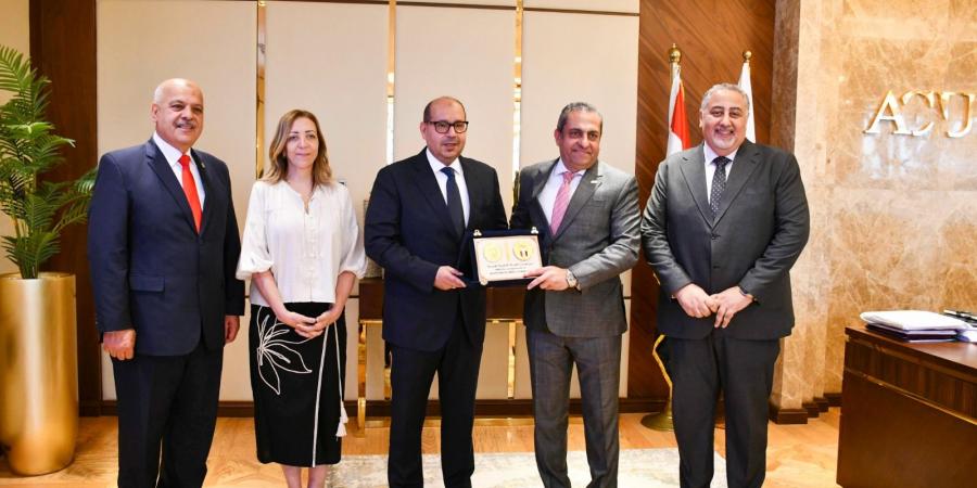 تكريم متبادل بين ياسر إدريس وخالد عباس لدعم التعاون الأوليمبي المشترك  - هرم مصر