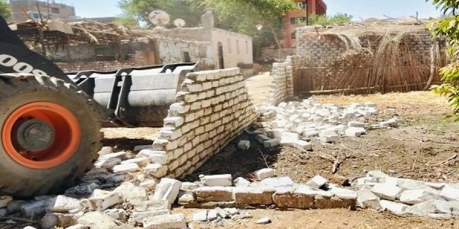 إزالة ٦ حالات تعدى فى المهد بمدينة أرمنت غرب الأقصر - هرم مصر