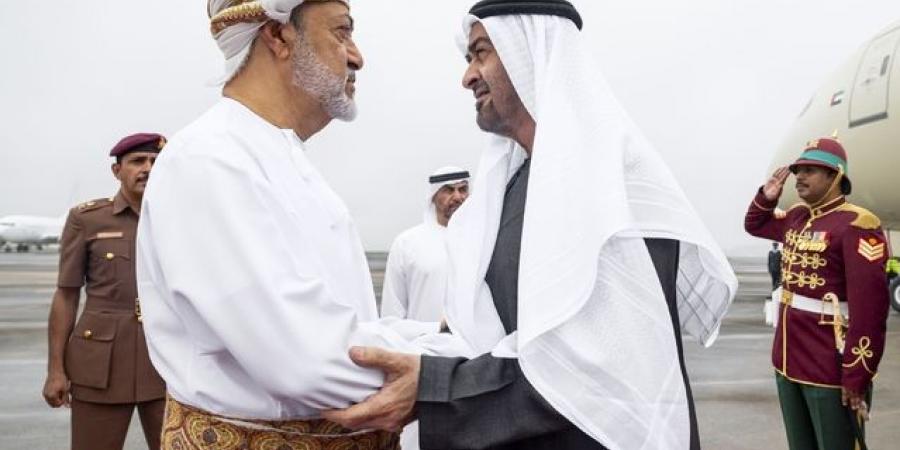 رئيس الدولة يصل إلى صلالة.. وسلطان عمان في مقدمة مستقبليه - هرم مصر