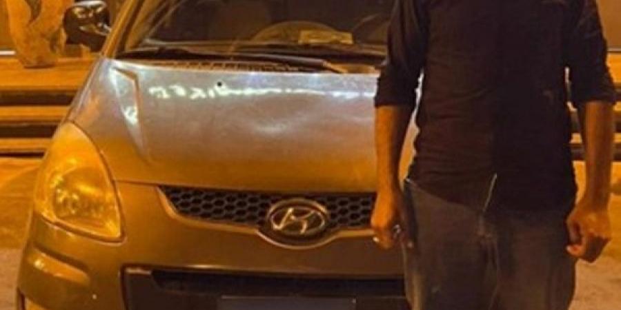تفاصيل فيديو لشخص يتشبث بسيارة أثناء سيرها بالقاهرة - هرم مصر