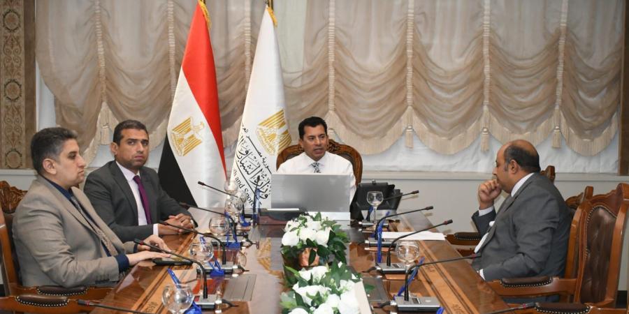 وزير الرياضة يتابع عملية التطوير في مراكز الشباب بكافة المحافظات - هرم مصر