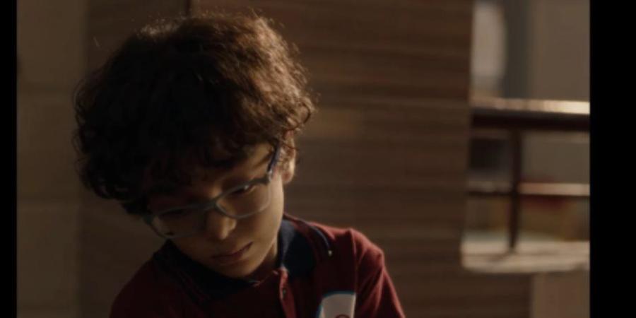 الحلقة 9.. الطفل يوسف يقرر خلع جهاز السكر بعد تنمر زملائه عليه فى مسلسل لعبة وقلبت بجد - جريدة هرم مصر