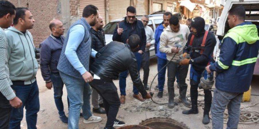 رئيس مياه القليوبية يتابع ميدانياً هبوطًا أرضيًا بشبكة الصرف الصحي بقرية القلج - جريدة هرم مصر