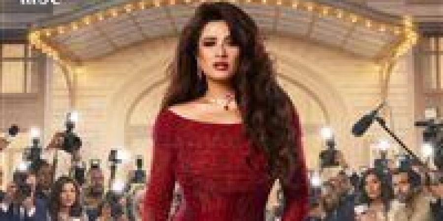 بالأحمر كعادتها.. ياسمين عبد العزيز تتصدر بوستر مسلسل وننسى اللي كان |كيف تظهر؟ - جريدة هرم مصر
