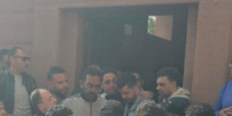 وداع مؤثر في طنطا.. رضا البحراوي يشيّع والدته بحضور نجوم الغناء الشعبي - جريدة هرم مصر