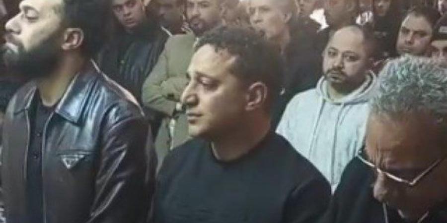 «يا أماه».. انهيار رضا البحراوي بعد دفن جثمان والدته - جريدة هرم مصر