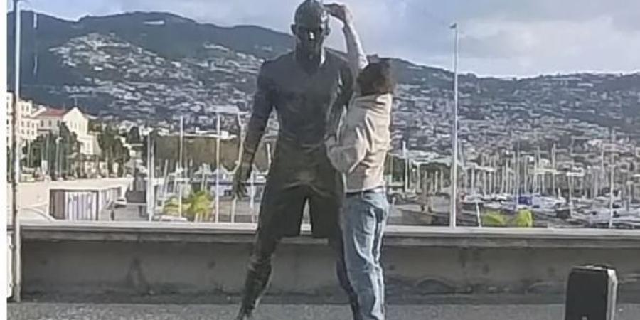 شاهد بالفيديو.. شاب يحرق تمثال رونالدو في البرتغال - جريدة هرم مصر