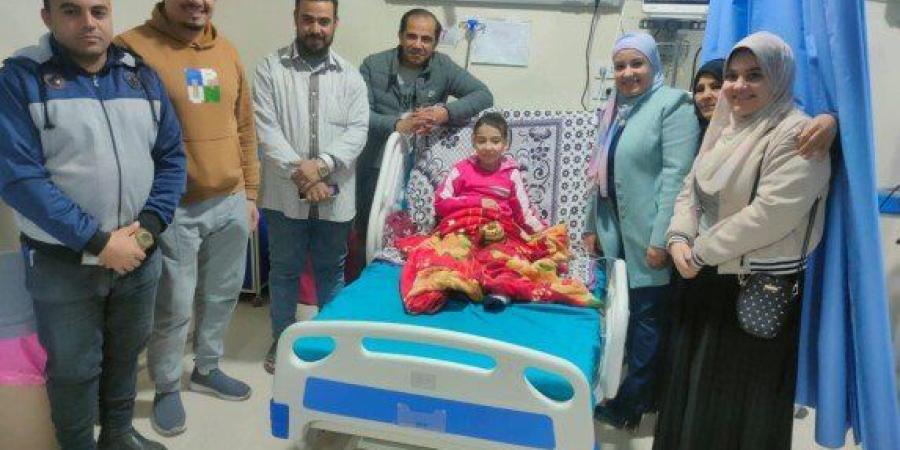 ممر شرفي ودموع فرح.. مستشفى الفشن يودّع طفلة بعد تعافيها من العناية المركزة - جريدة هرم مصر