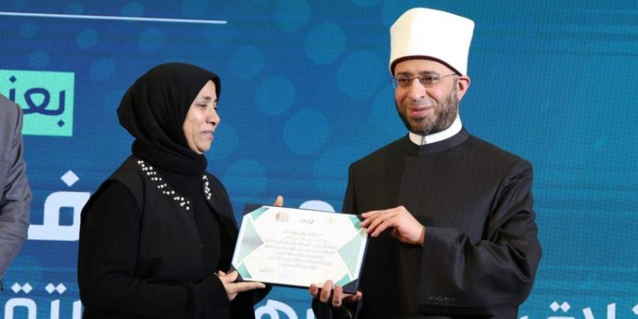 وزير الأوقاف يكرم الزميلة منال القاضي على هامش المؤتمر الدولي للمجلس الأعلى للشئون الإسلامية - جريدة هرم مصر