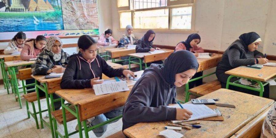 مرور 3 ساعات ونصف دون امتحان طلاب الإعدادية بقنا وسط حالة قلق وترقب - جريدة هرم مصر